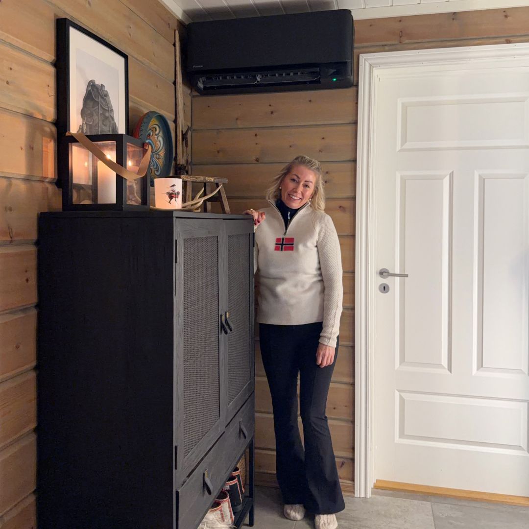 svart varmepumpe på hytte